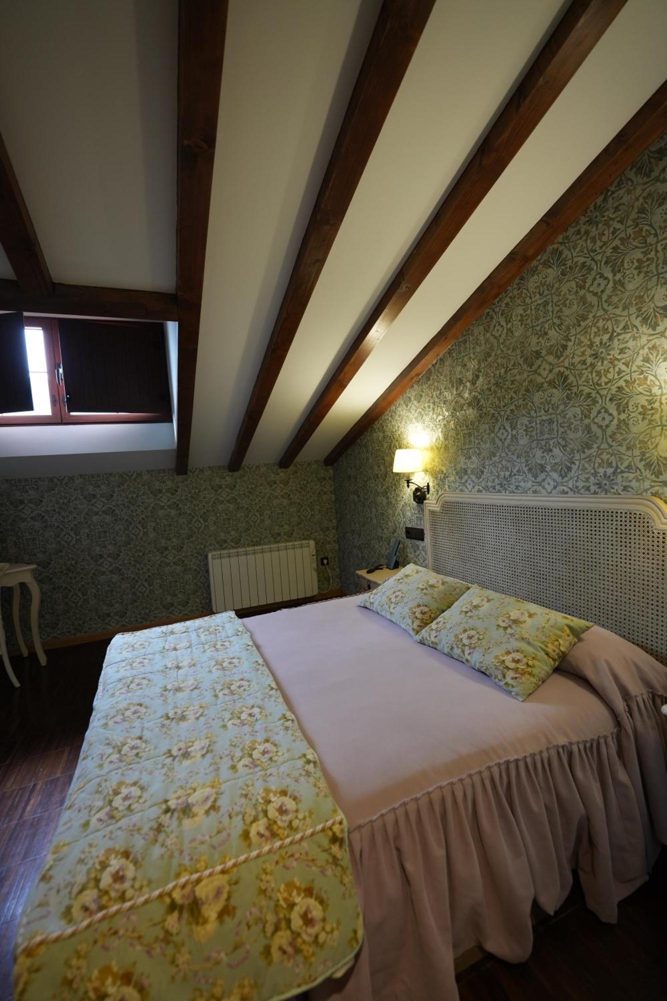 Hotel Rural Y Restaurante, Rinconcito De Gredos Куэвас-дель-Валье Экстерьер фото